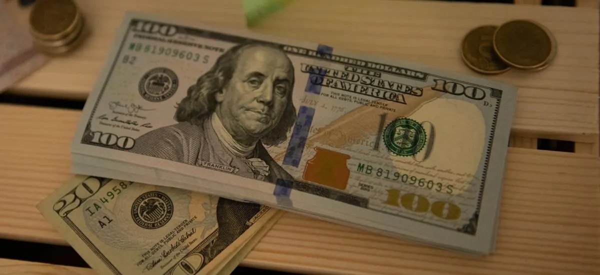 Доллар упал на четверть: аналитик предсказал, что будет дальше с валютой