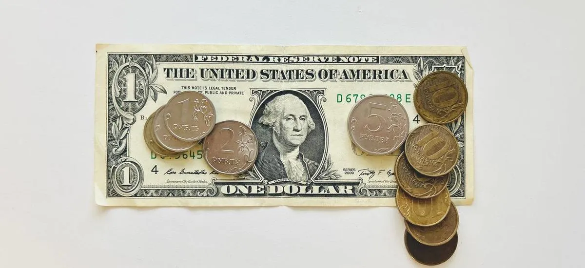 Доллар теряет позиции: стоит ли продавать валюту?