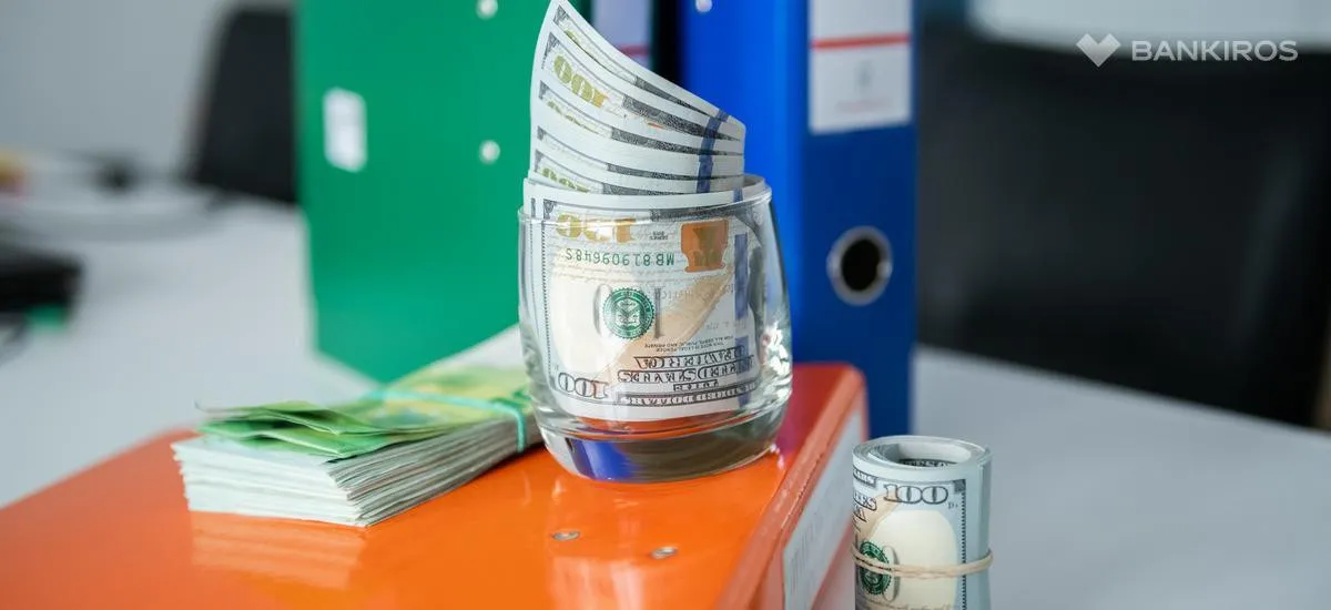 Как сохранить деньги: эксперты объяснили, стоит ли покупать валюту и золото