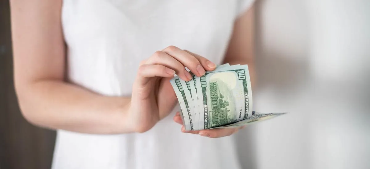 Эксперт предсказал курс доллара в мае: стоит ли срочно покупать валюту?