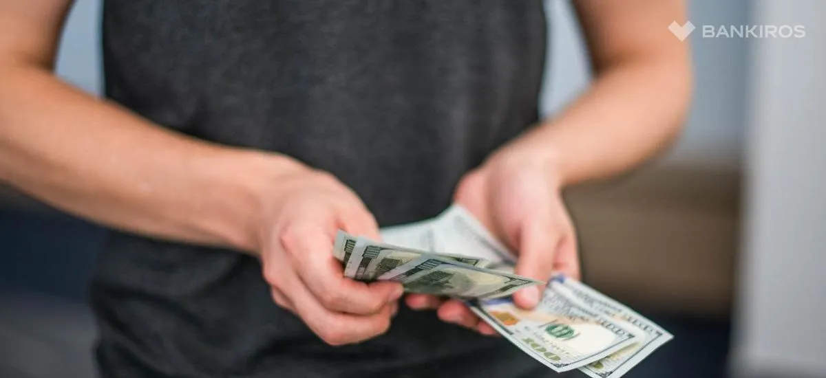 Россияне кинулись снимать наличку: почему деньги на счетах стали не нужны?