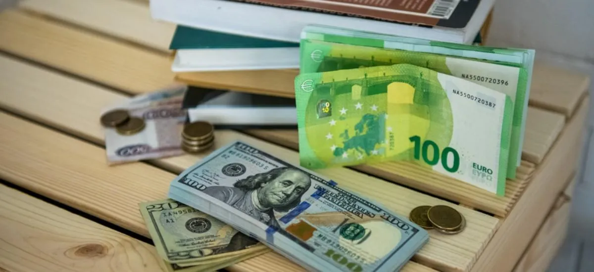 Девальвация рубля и «черные лебеди»: что будет с долларом в августе?